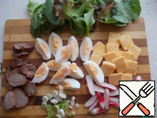 Prepare the food.
Peel the eggs and cut them into slices,
cut the cheese and meat into slices or plates, as you like. Chop the green onion and cut the radish, too.
Wash the lettuce and spinach leaves and dry them with a paper towel.