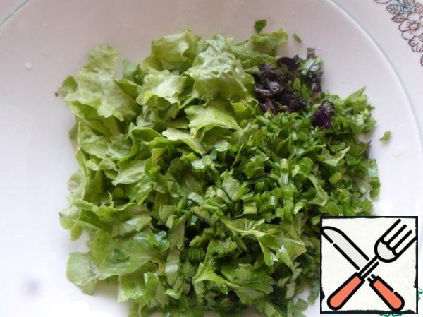 Wash the lettuce leaves and cut them into small pieces.
Chop the greens with a knife.