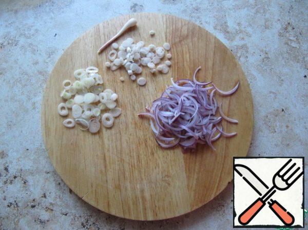 Cut the young garlic and onion into thin rings, the red onion into thin half rings.