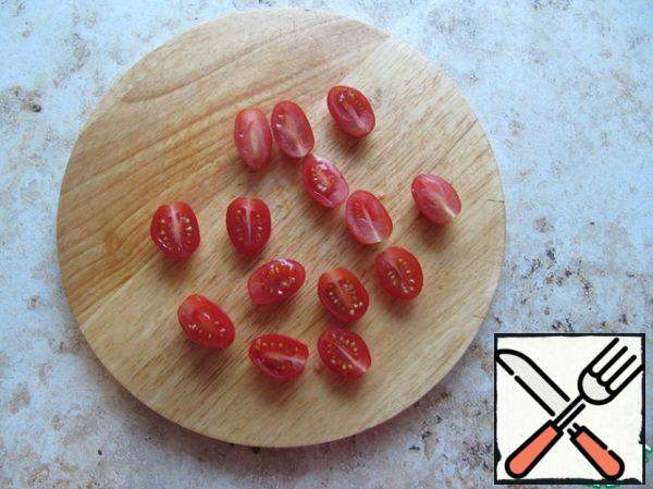Cut the cherry tomatoes into halves.