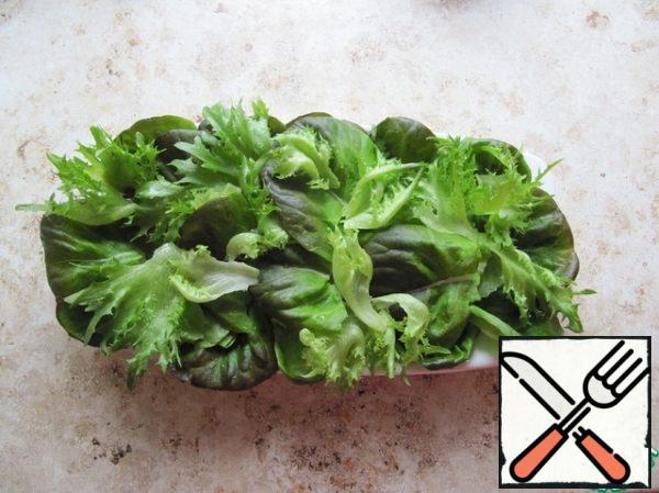 Pick lettuce leaves with your hands on convenient pieces for eating, put them in a serving dish. Put the prepared vegetables, capers, and olives on top in any order.
Cheese (cheese or Sirtaki) cut into cubes , spread on salad leaves, season with olive oil and freshly ground pepper.