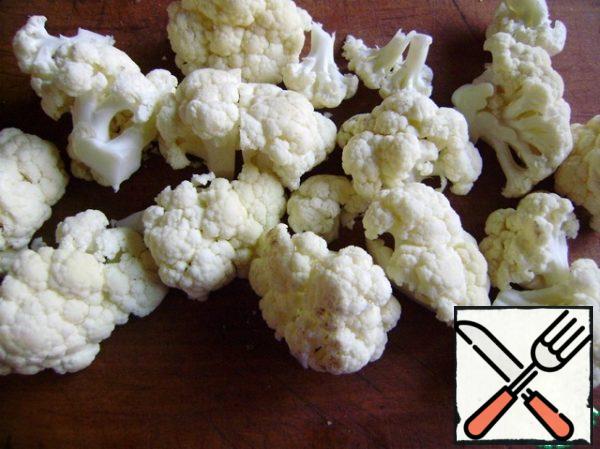 Disassemble the cauliflower into inflorescences.