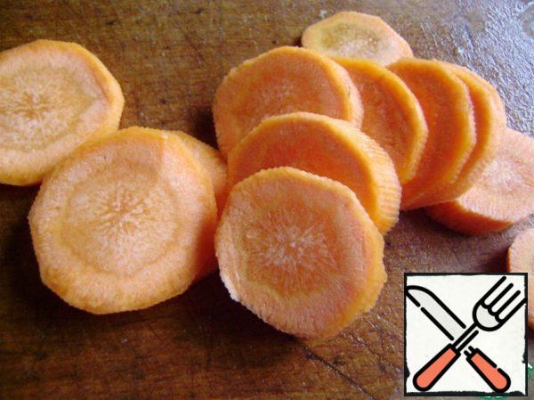 Cut the carrots into slices.