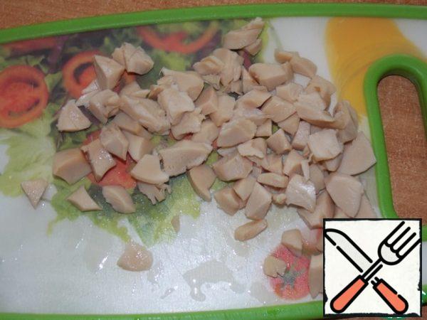 Cut the squid into small pieces.