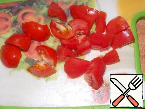 Cut the tomato into small slices.