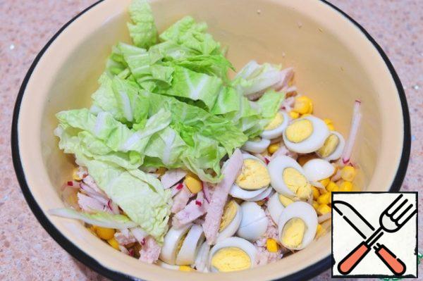 Boil the chicken breast and cut into cubes. Boiled quail eggs cut into circles. Grate the Korean radish. Slice the Peking cabbage.