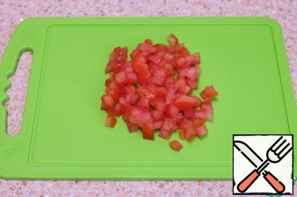 Remove the seeds and excess moisture from the tomato.
Tomato cups, cut into cubes.