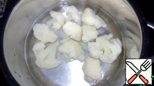 Disassemble the cauliflower into inflorescences and put it in boiling, salted water. Cook for 5-7 minutes, cool.