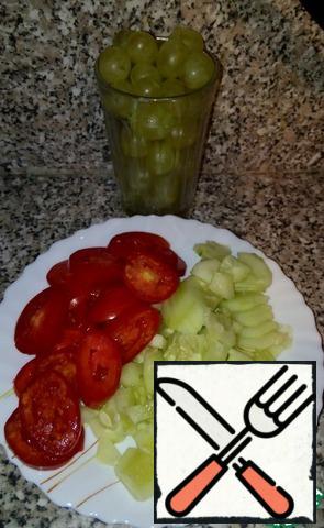 Tomatoes, cucumber cut into circles. Add grapes, cauliflower, and salt to taste. Season with yogurt.
