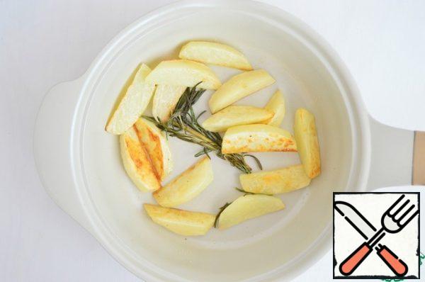 Cut the potatoes into slices and fry in olive oil with a sprig of rosemary. Season with salt and pepper to taste. To make the potatoes more crispy, fill them with cold water for 30-60 minutes, so that the starch goes into the water. The older the potatoes, the less they need to be soaked.