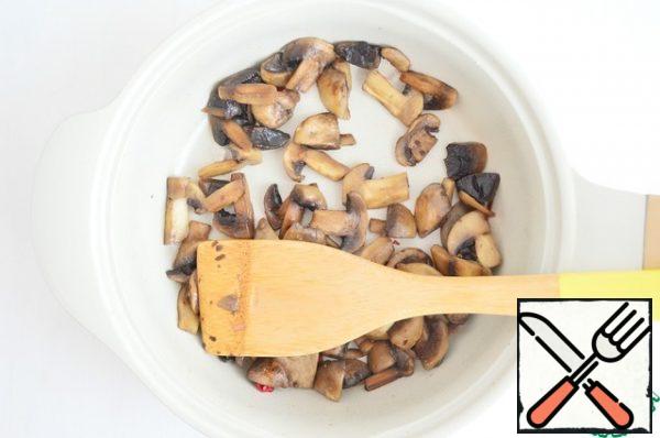 Cut the mushrooms into slices and fry. Season with balsamic vinegar in a separate bowl.