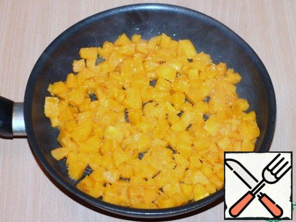 Heat 1-2 tablespoons of vegetable oil and simmer the pumpkin for 1-2 minutes, stirring constantly.