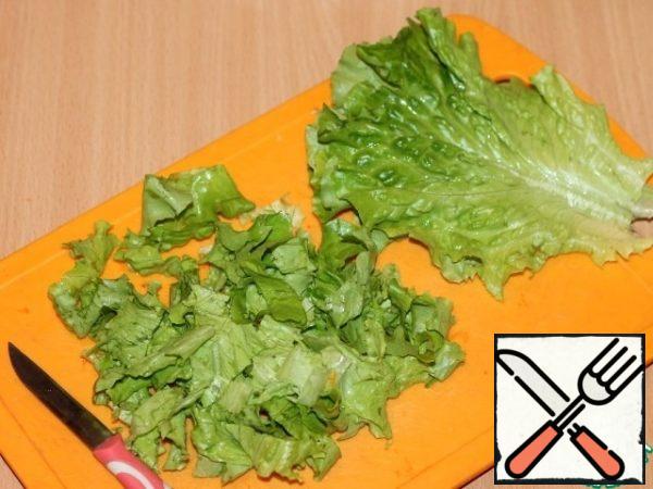 Wash the greens and dry them, then chop the parsley and cut the salad into strips.