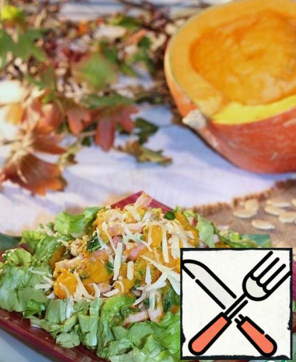 Put the green salad on a large platter, then the pumpkin with the brisket and drizzle with the sauce, sprinkle with grated cheese.