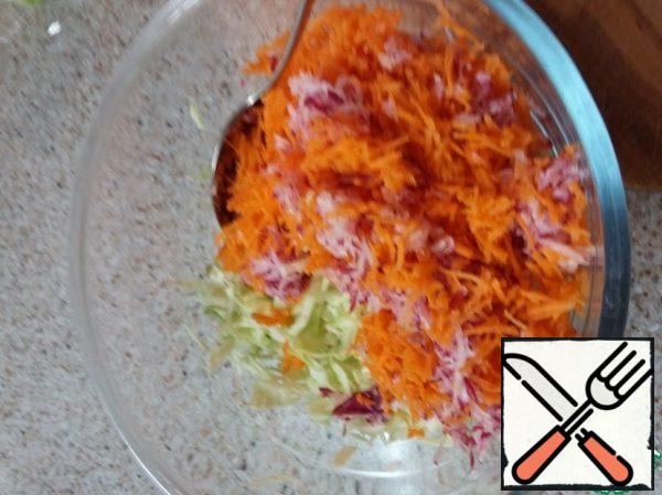 In a bowl, put the cabbage and a mixture of grated vegetables: radishes and carrots. Stir.