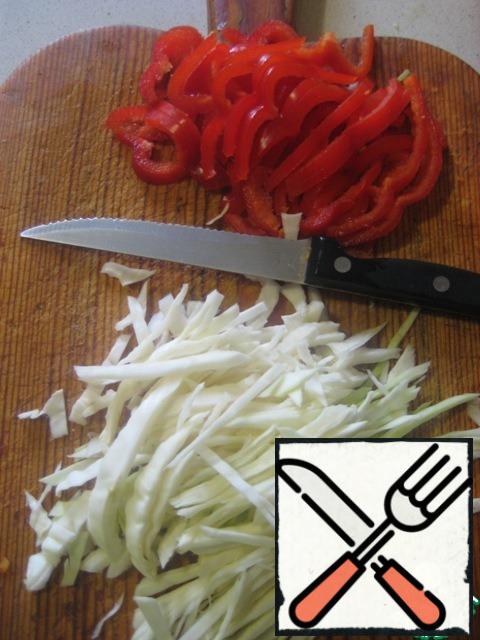 Cut the bell pepper into strips and chop the cabbage.