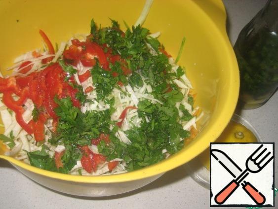 In a bowl, combine all the vegetables, add the chopped coriander and parsley. Pour in the lemon juice and fragrant oil, add salt and pepper mixture to taste, mix well.