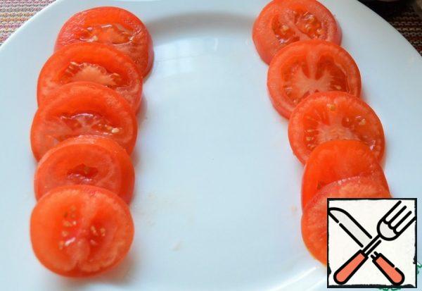 Cut the tomatoes into rings and put them on a dish.