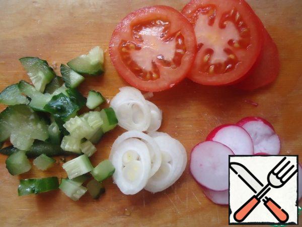 The salad is extremely easy to prepare, vegetables should be cut arbitrarily, fish into pieces of any size, and rice should be boiled in salted water. For dressing, use vegetable oil and soy sauce.
