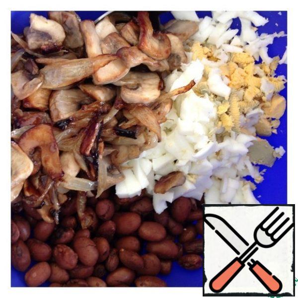 Add fried mushrooms and diced eggs to the beans.