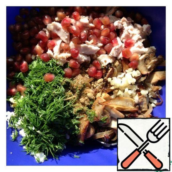 Cut the chicken into cubes, pass the garlic through the press. Finely chop the dill, add the pomegranate seeds and literally a spoonful of mayonnaise / yogurt / sour cream. It is better to use bright, specific salt in the salad, with a piquant note of spices (Adyghe / Svan / Georgian /). Stir the salad.