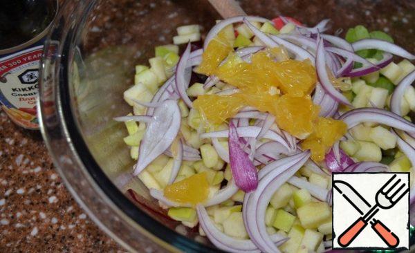 Cut the onion into feathers and add to the salad.
Peel the orange slices from the white skin and finely chop, also add to the salad.