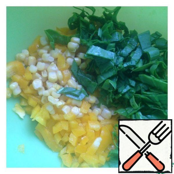 Drain the liquid from the corn and add the diced pepper. Chop the spinach.