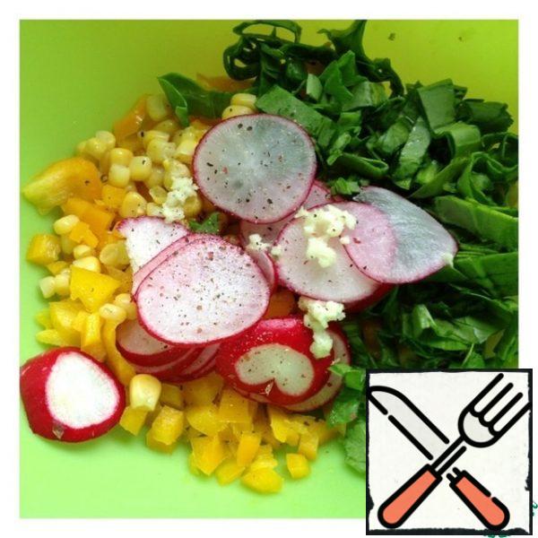 Garlic pass through the press, radish cut into slices, and you can cube. Sprinkle with a mixture of ground peppers.