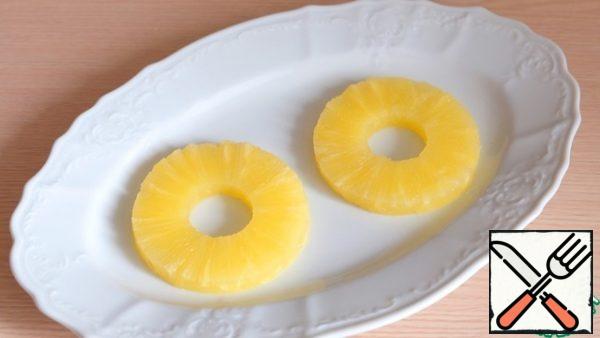 Dry canned pineapple rings with a paper towel to remove excess moisture.