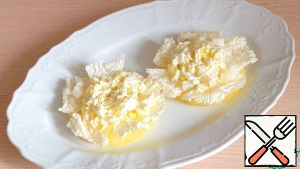 Put the chopped eggs on the cabbage layer, and lightly coat the layer with mayonnaise.