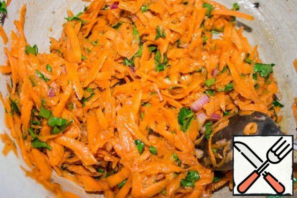 Add finely chopped parsley and onion to the carrots. Pour in the sauce and mix well. If your carrots are not too juicy, I recommend increasing the amount of ingredients for the sauce.
Let it brew for half an hour.