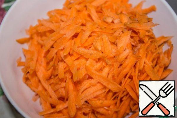 Wash the carrots, peel them and grate them on a large grater.