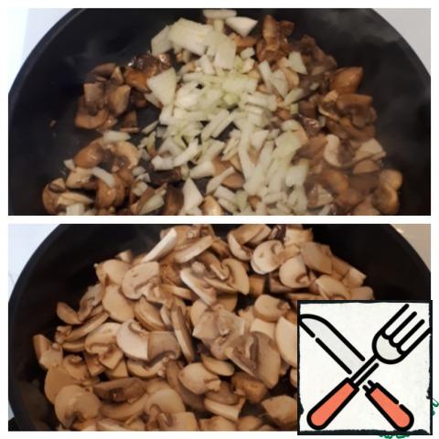 Cut the mushrooms and fry in vegetable oil in a hot pan. After the liquid evaporates, add the onion, then fry everything until ready.