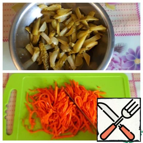 Cut the carrots in Korean so that they are not so long. Cut the cucumbers into strips.