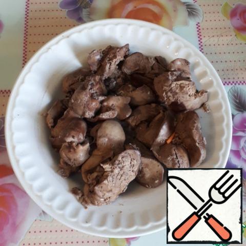 Boil the chicken liver and cut it into strips.