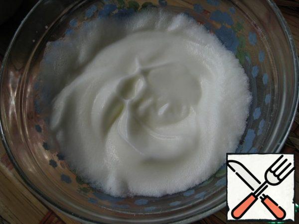 For the dough, divide the eggs into yolks and whites. Whisk the whites with a pinch of salt to a froth, add the lemon juice and whisk until firm peaks.