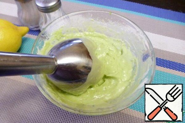 Peel and slice the avocado, squeeze the garlic through a press, pour in the oil and punch everything with a blender until puree. Try to taste and add what is missing.
