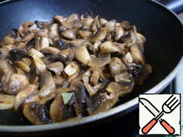 Cut the mushrooms into thin slices and send them to a dry pan. A lot of juice will be released, simmer until the juice evaporates, then pour in the oil and fry a little. I advise you not to fry it too much, let the mushrooms remain juicy.