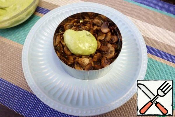 The second layer is fried mushrooms, lubricate the layer with dressing.