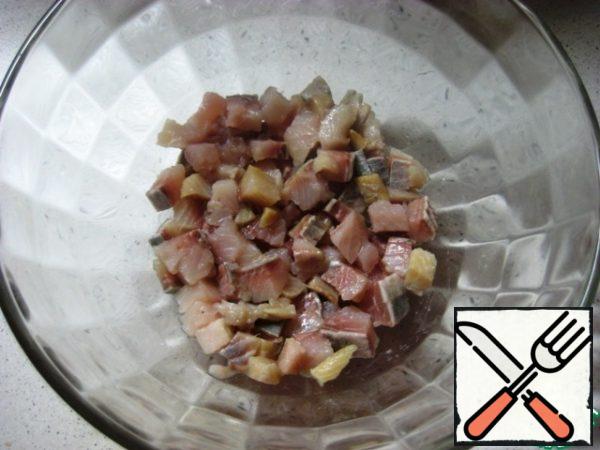 In a salad bowl or on a plate portioned spread layers:
1. herring fillet
2. next- grated potatoes, smear with mayonnaise