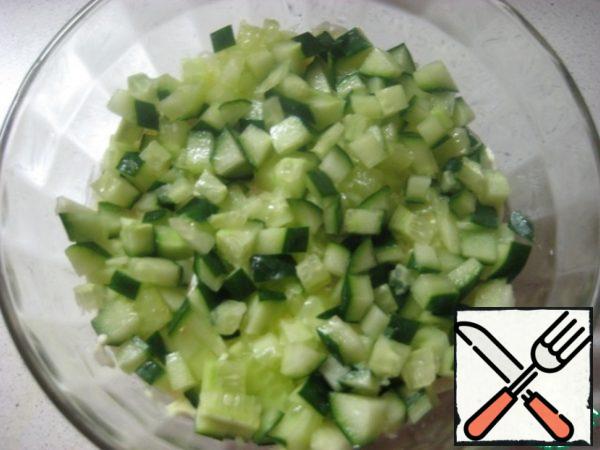 3. sliced cucumber, smear with mayonnaise