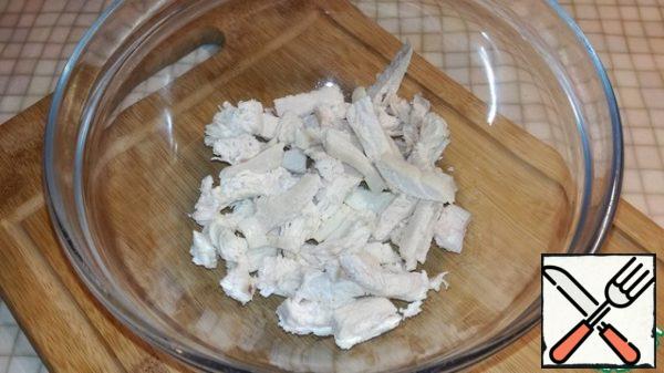 Cut the chicken fillet into small long pieces. Pour into a bowl.