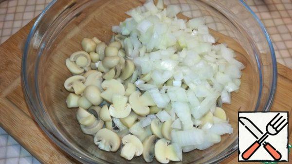 Cut the onion into cubes. Send to a bowl.
