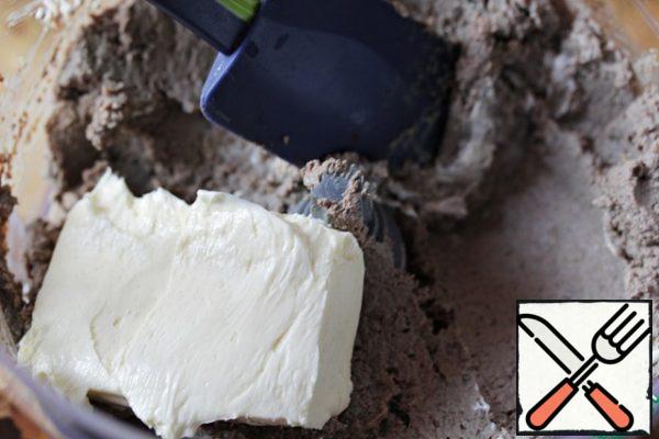 Then gradually add softened butter (150 g) to the mass.