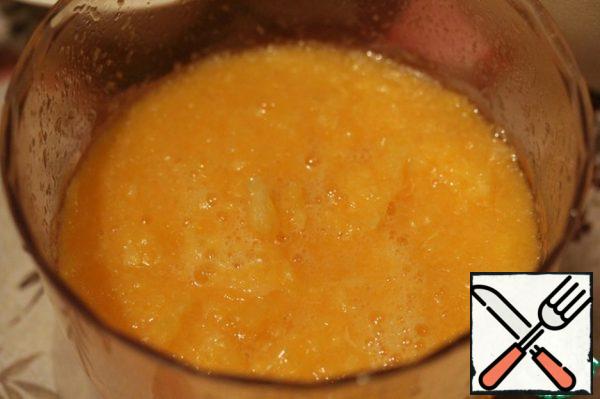 Put half of the tangerines in the bowl of a blender or food processor, add sugar with pectin and whisk in the puree so that the pectin is well dispersed.