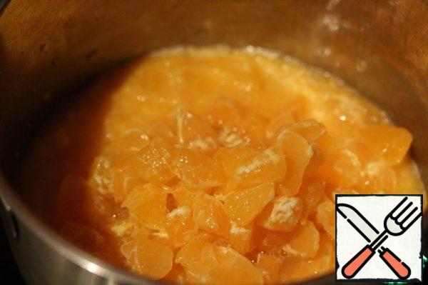 Put the tangerine puree in a saucepan, add the remaining tangerine slices.