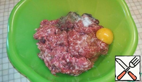 In a deep bowl, mix the minced meat with the egg, marjoram, salt and pepper.