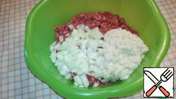 Fill the breadcrumbs with water and leave for 10 minutes . During this time, cut one onion into small cubes. We send everything to a bowl of minced meat. Mix well.