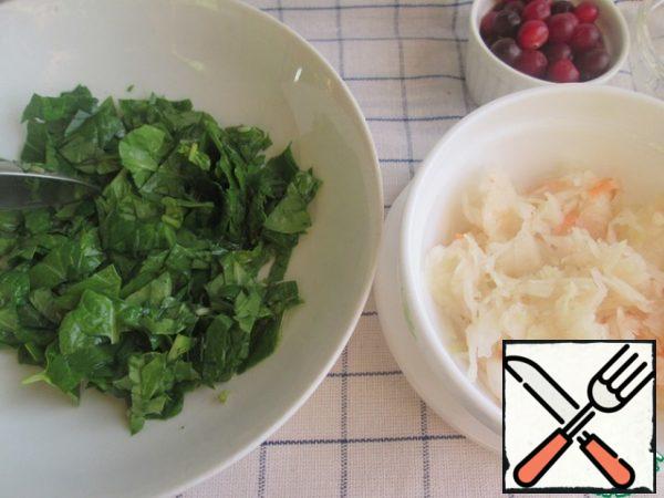 Wash the spinach, dry it and chop it coarsely.
To get out of the jar sauerkraut, enough to take 3 tablespoons.