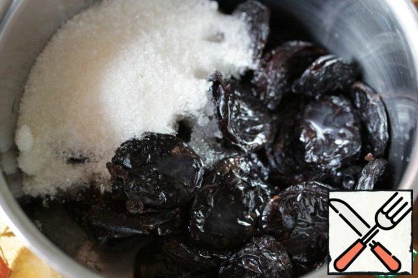 For the filling, combine the prunes, sugar and lemon juice in a saucepan, pour water so that the contents are slightly covered . Bring to a low boil and cook for about 20 minutes , until the prunes are tender.